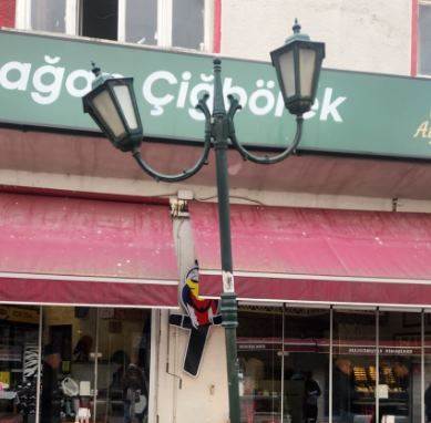 Eskişehir'de yamulmuş sokak lambası devrilme riski taşıyor!