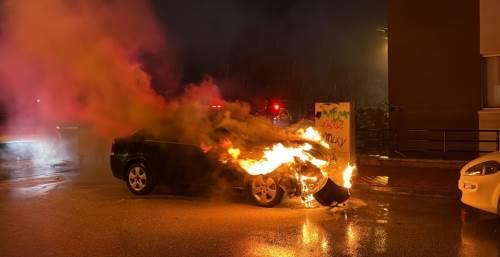 Eskişehir’de yanan otomobilini sigara içerek seyretti