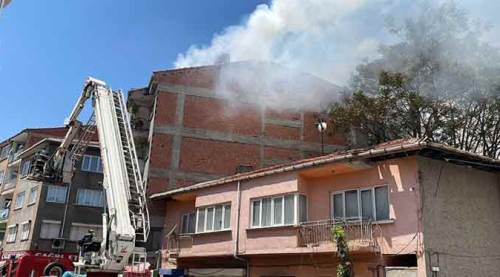 Eskişehir'de yangın! İtfaiye görevlisi dumandan...