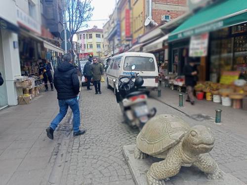 Eskişehir'de yanlış park esnafın günlük yaşamını olumsuz etkiliyor