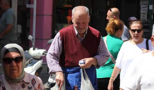 Eskişehir'de yara bandı ve mendik satarak bunları başardı...