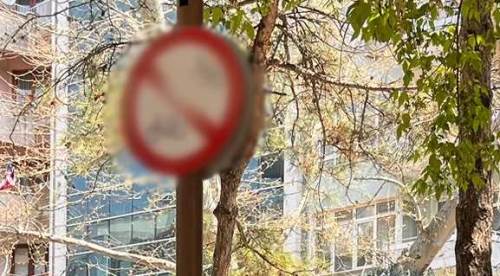 Eskişehir'de yasağı hiçe sayıp tabelanın tam altına...