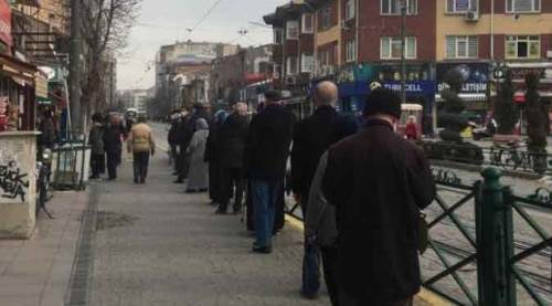 Eskişehir’de yasaksız ilk hafta sonunda metrelerce kuyruk...