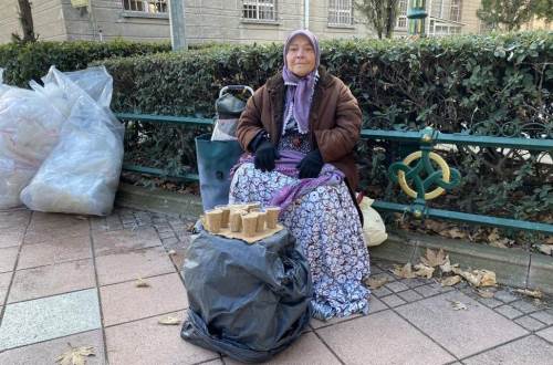 Eskişehir'de yaşına ve hastalıklarına rağmen 9 saat kuş yemi satıyor!