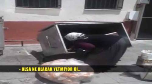 Eskişehir'de yaşlı kadın ekmeğini çöpten çıkartıyor