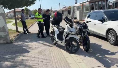Eskişehir’de yaya geçidinde duran motosiklete arkadan çarpıldı