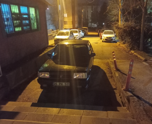 Eskişehir'de yaya merdiveninin önüne araç park ettiler!