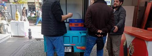 Eskişehir’de yaya trafiğini engelleyen araç tepkilere yol açtı