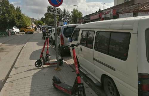 Eskişehir’de yayaların geçiş çilesi! Araçlar ve scooterlar kaldırımları doldurdu