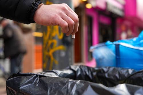 Eskişehir’de yere izmarit ve çekirdek atan yandı!