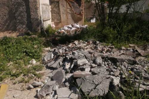 Eskişehir'de yıkılan binanın arazisi çöplüğe döndü!
