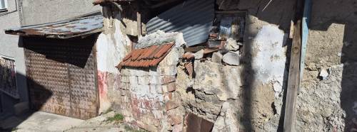 Eskişehir’de yıkılmak üzere olan ev tehlike saçıyor