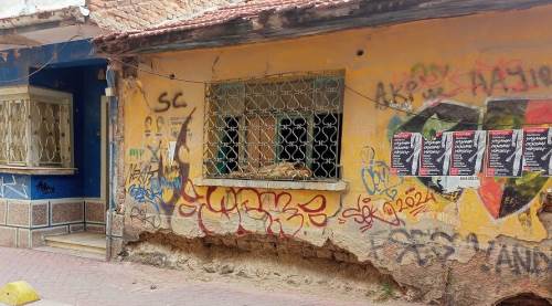 Eskişehir'de yıkılmaya yüz tutmuş gecekondu tehlike saçıyor