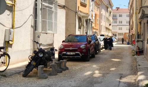 Eskişehir'de yine aynı sorun: Park edilen araçlar kaldırımları kapattı