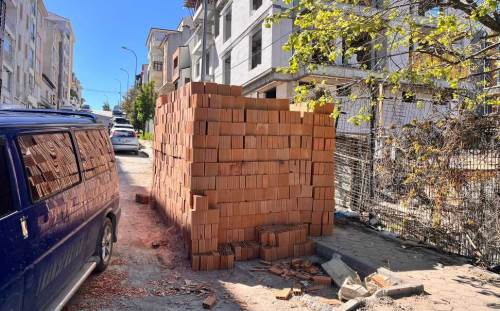 Eskişehir'de yine kaldırım isyanı: Vatandaşın yolunu kapattı!
