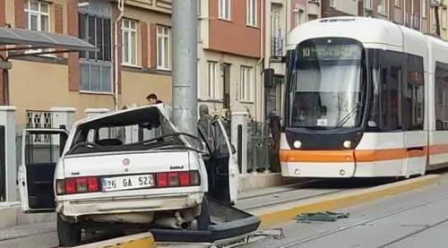 Eskişehir'de yine tramvay yolu, yine kaza...