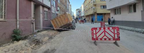 Eskişehir’de yol çöktü, kamyon çukura düştü! Facianın eşiğinden dönüldü