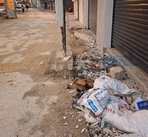 Eskişehir’de yol kenarı molozlarla doldu