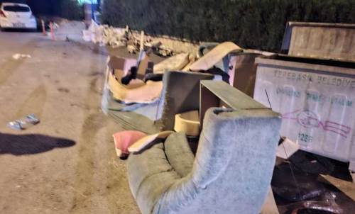 Eskişehir'de yol kenarına bırakılan koltuk ve eşyalar sorun yaratıyor!