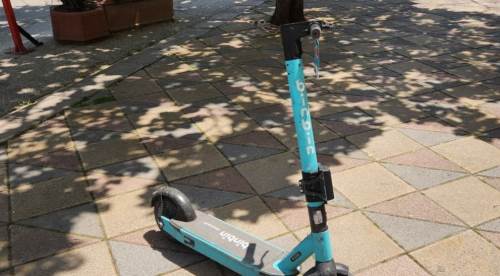 Eskişehir'de yol ortasına bırakılan scooter engeli