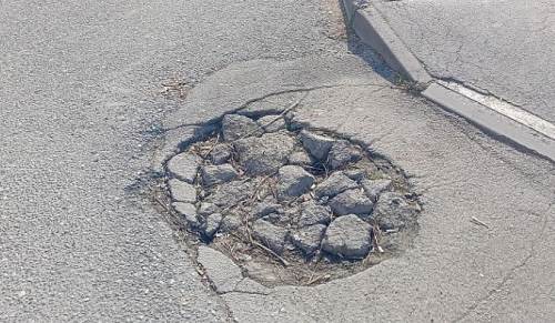 Eskişehir'de yol zemininin bozulması sürücülere risk yaratıyor