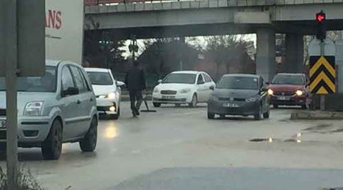 Eskişehir'de yola düşen masa trafiği birbirine kattı