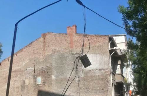 Eskişehir'de yola kadar sarkan şebeke kutuları korku yaratıyor