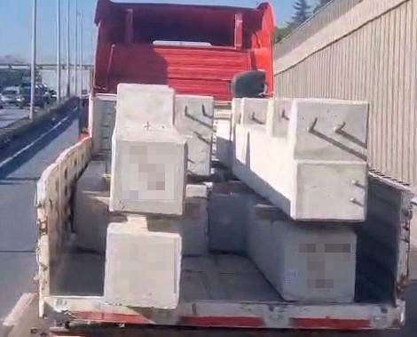 Eskişehir’de yolda ilerleyen kamyonun kasasındaki tehlike görenleri şaşırttı