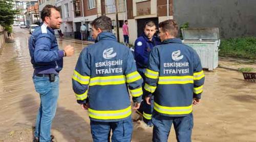 Eskişehir’de yollar göle döndü, bodrumları su bastı!