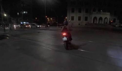 Eskişehir’de yolu şaşıran motosikletli kamerada: Arkadaşının tepkisi güldürdü