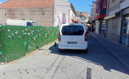 Eskişehir’de yolun ortasına park edilen araç trafiği zorlaştırdı