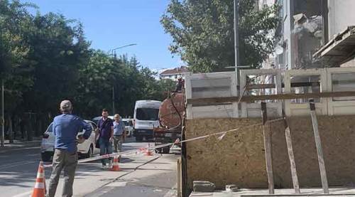 Eskişehir'de yolun yarısını kapatan yıkım