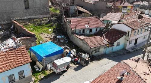 Eskişehir'de yürek burkan görüntü: Yaşlı adam evden çıkarılınca...