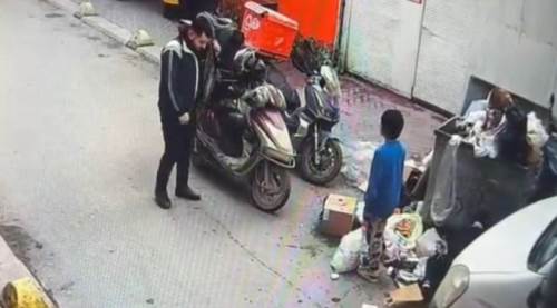 Eskişehir'de yürek ısıtan anlar: Kurye, çocuğun üşüdüğünü görünce...