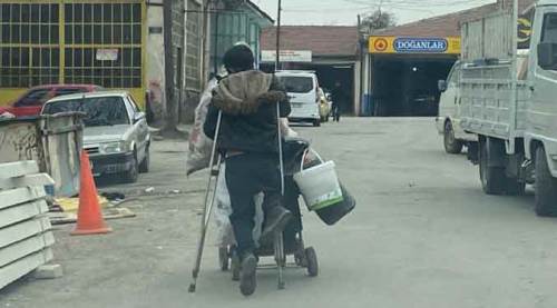Eskişehir'de yürek sızlatan görüntü: Tek ayağı ile...