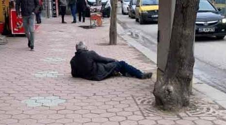 Eskişehir'de yürek sızlatan manzara: Kaldırıma yatıp kaldı...