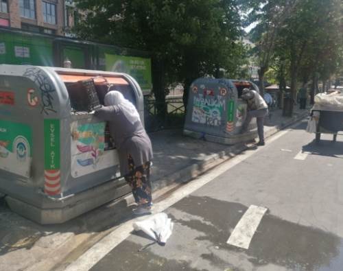 Eskişehir'de yürekleri yakan görüntü: Çöpten yiyecek arıyorlar 