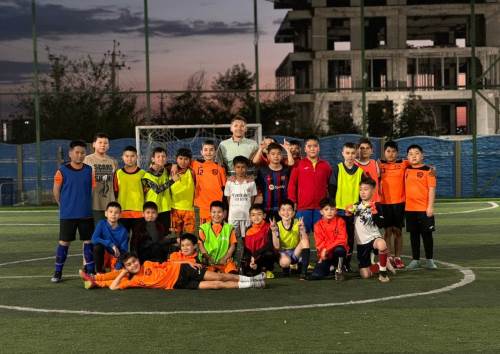 Eskişehir'de yürüme zorluğu çekerken şimdi okul futbol takımına seçildi