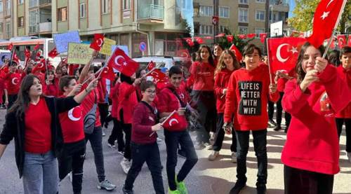 Eskişehir'de yüzlerce öğrenci Cumhuriyet yürüyüşünde!