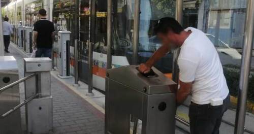 Eskişehir'de yüzlerce yolcu kart basmadan tramvaya bindi!