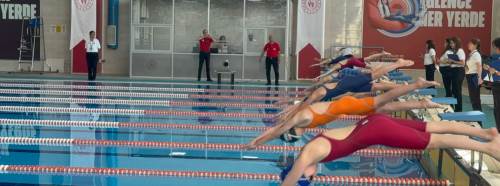 Eskişehir’de yüzme müsabakalarına yoğun katılım: 256 sporcu yarıştı