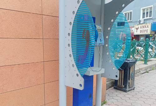 Eskişehir'de zamana meydan okuyan telefon kulübeleri
