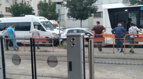 Eskişehir’de zincirleme kaza: Araçların arasında sıkıştı!