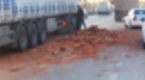 Eskişehir'de zor anlar: Trafiğin ortasına düştüler!