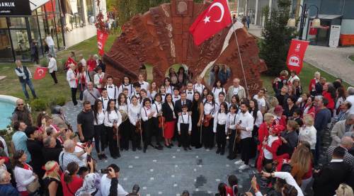 Eskişehir'deki anıt 100’üncü yıla çok yakıştı