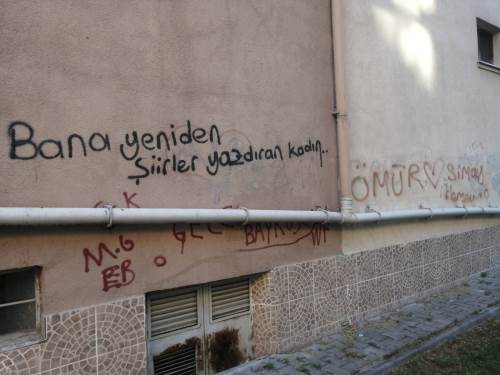 Eskişehir'deki apartman duvarları ağlama duvarına döndü!