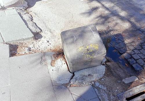 Eskişehir'deki araçların park taşı araç çarpmasıyla devrildi