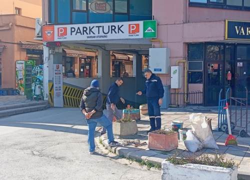 Eskişehir'deki beton saksıların bakımı yapıldı