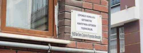 Eskişehir’deki bir apartman çareyi not asmakta buldu!