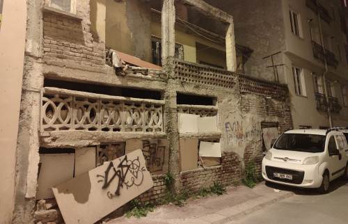 Eskişehir'deki bu ev görenleri ürkütüyor!